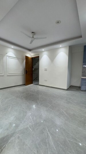 Room in 2 BHK Apartment at Palm Residency Chhatarpur, Chattarpur – for Rent