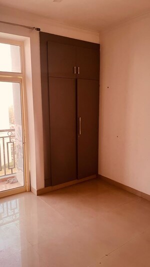 Room in 3.5 BHK Apartment at Rishita Mulberry Heights, Sushant Golf City – for Rent