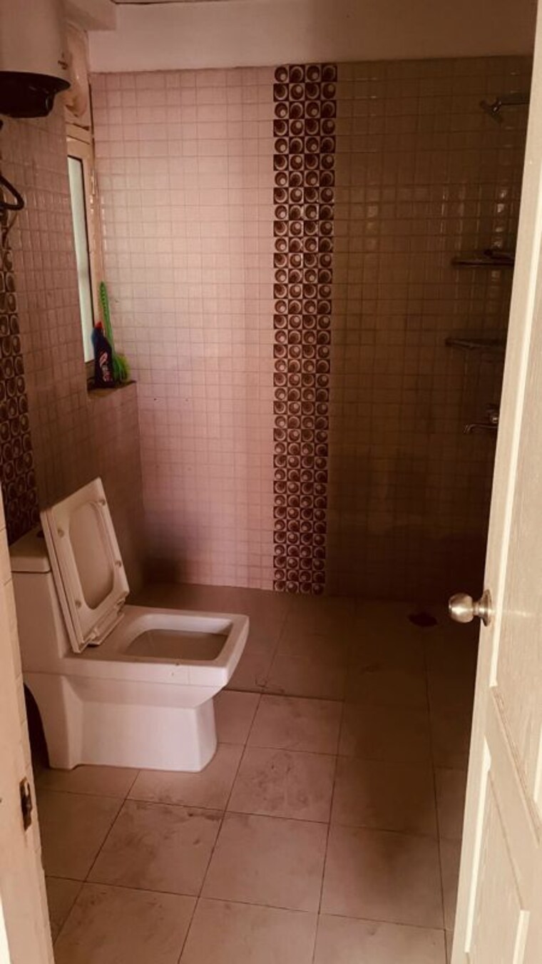 Bathroom, rishita-mulberry-heights 3.5 Bedroom 1965 Sq.Ft. Apartment In Sushant Golf City Lucknow 10200399