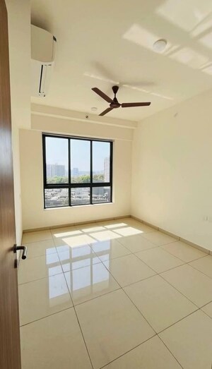 Room in 2 BHK Apartment at Shapoorji Pallonji Vicinia, Powai – for Rent