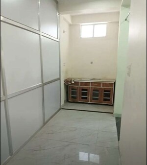 Room in 3 BHK Apartment at Hazratganj – for Rent