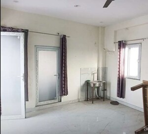 Room in 3 BHK Apartment at Hazratganj – for Rent
