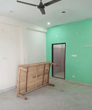 Room in 3 BHK Apartment at Hazratganj – for Rent