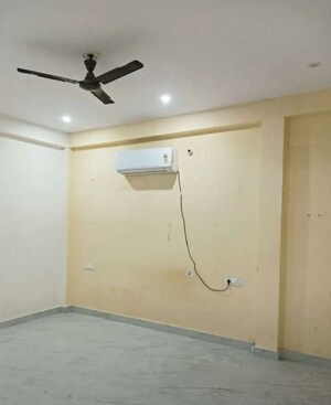 Room in 3 BHK Apartment at Hazratganj – for Rent
