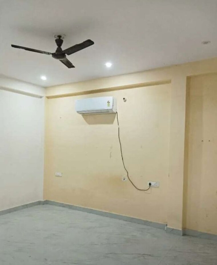 Room, hazratganj 3 Bedroom 1600 Sq.Ft. Apartment In Hazratganj Lucknow 10200512