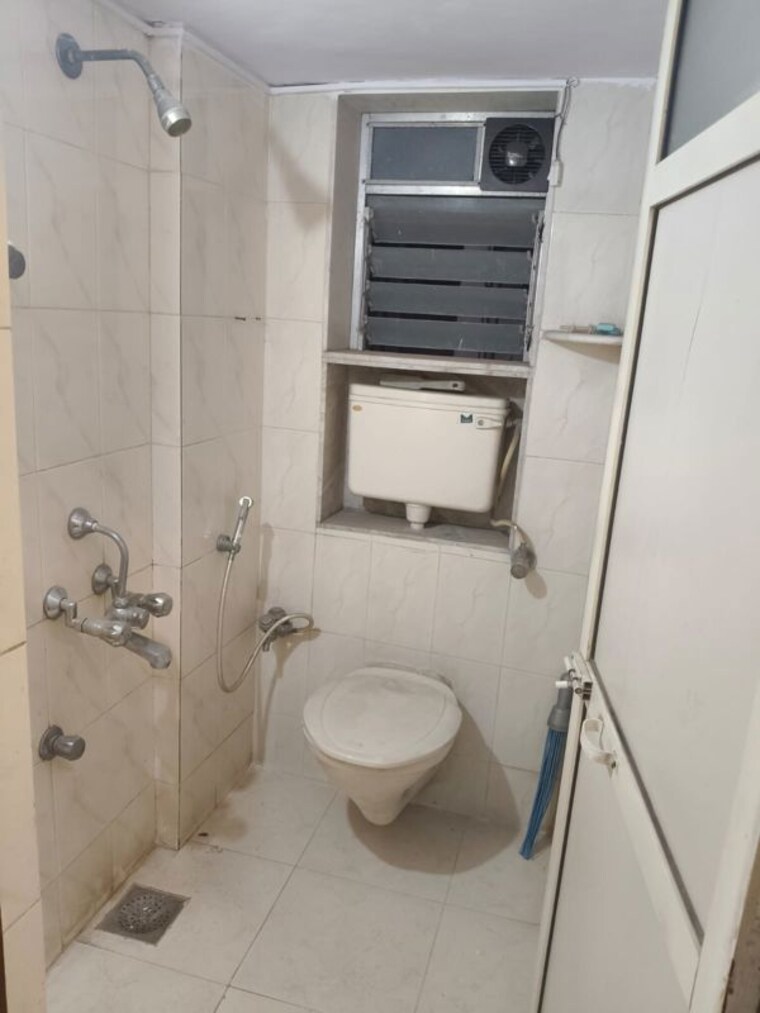 Bathroom, lok-upvan-apartment-phase-2 1 Bedroom 450 Sq.Ft. Apartment In Vasant Vihar Thane 10200525