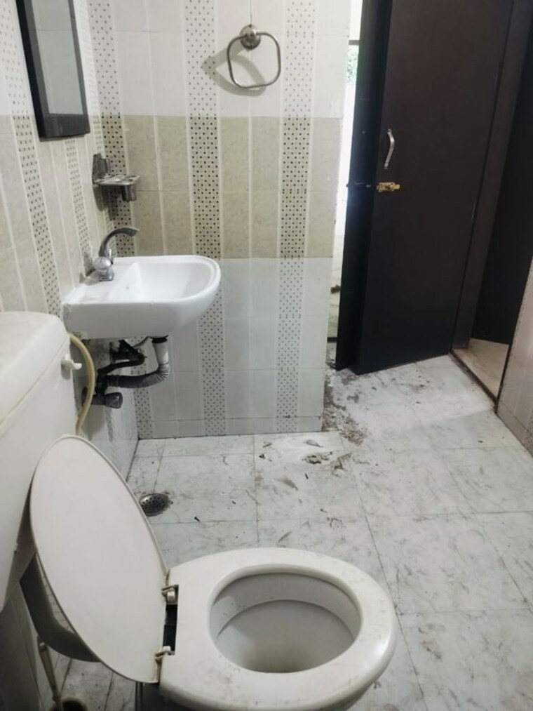Bathroom, south city 1 1 Bedroom 897 Sq.Ft. Builder Floor In South City 1 Gurgaon 10200628