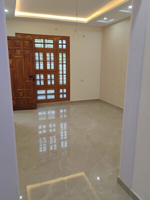 Room in 2 BHK Apartment at Rapti Apartment, Gomti Nagar – for Rent