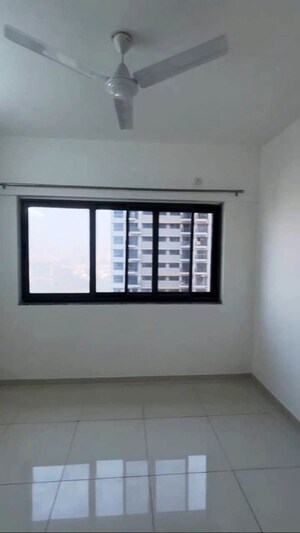 Room in 3.5 BHK Apartment at Amanora Gold Towers, Hadapsar – for Rent