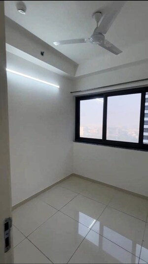Room in 3.5 BHK Apartment at Amanora Gold Towers, Hadapsar – for Rent