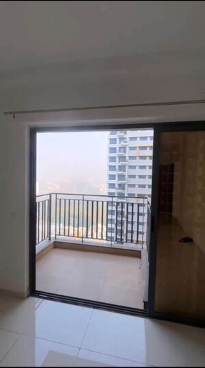 Room in 3.5 BHK Apartment at Amanora Gold Towers, Hadapsar – for Rent