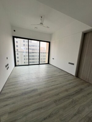 Room in 4 BHK Apartment at Khar West – for Sale