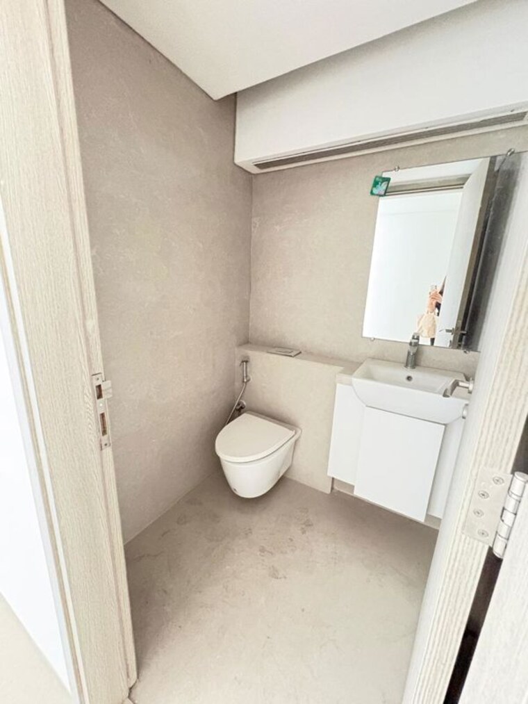 Bathroom, khar west 4 Bedroom 2200 Sq.Ft. Apartment In Khar West Mumbai 10200871