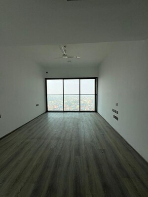 Room in 4 BHK Apartment at Khar West – for Sale