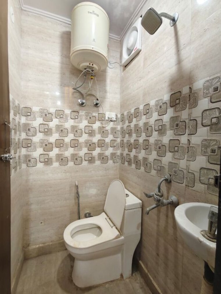 Bathroom, govindpuri 2 Bedroom 800 Sq.Ft. Builder Floor In Govindpuri Delhi 10200884
