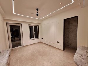 Room in 3 BHK Builder Floor at Dlf Phase I – for Sale