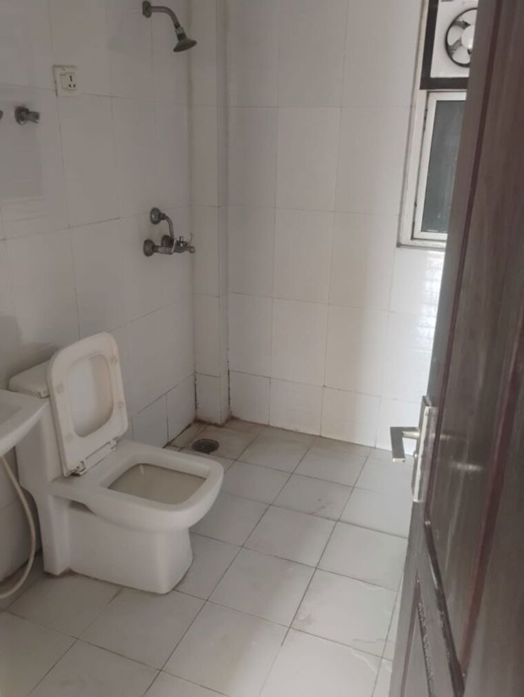 Bathroom, sector 48 2 Bedroom 1100 Sq.Ft. Independent House In Sector 48 Noida 10201089