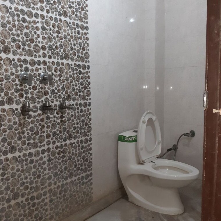 Bathroom, rohini sector 24 2 Bedroom 751 Sq.Mt. Builder Floor In Rohini Sector 24 Delhi 10201077