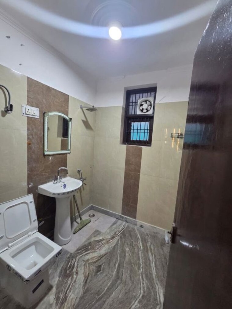 Bathroom, green fields colony 3 Bedroom 1800 Sq.Ft. Builder Floor In Green Fields Colony Faridabad 10201116