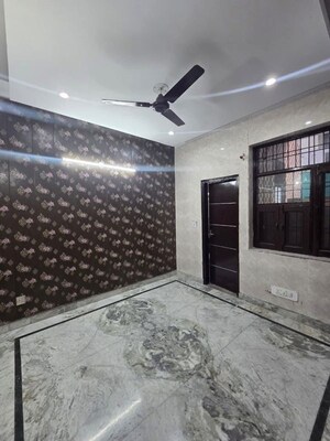 Room in 3 BHK Builder Floor at Green Fields Colony – for Rent