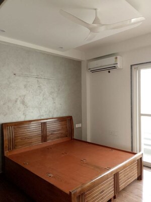 Room in 3 BHK Builder Floor at Sector 38 – for Rent