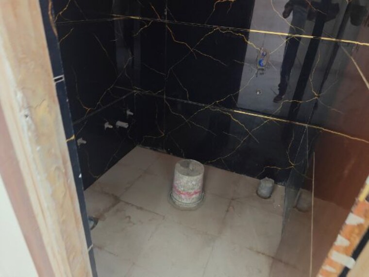 Bathroom, sector 73 1 Bedroom 580 Sq.Ft. Builder Floor In Sector 73 Noida 10201163