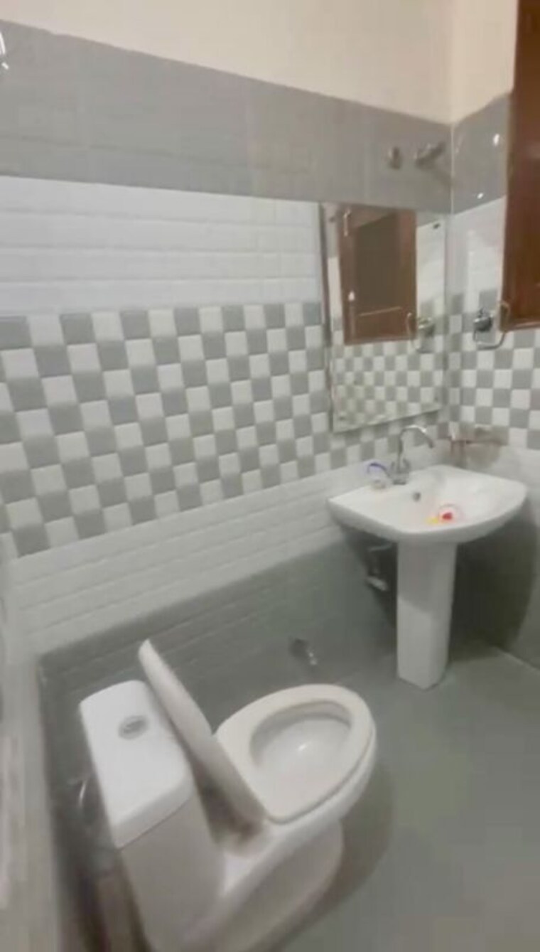 Bathroom, dhakoli 3 Bedroom 200 Sq.Yd. Builder Floor In Dhakoli Zirakpur 10199814