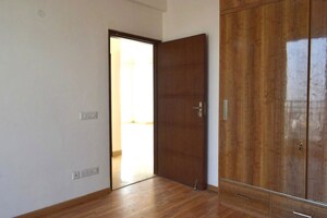 Room in 2 BHK Apartment at Puri Emerald Bay, Sector 104 – for Rent