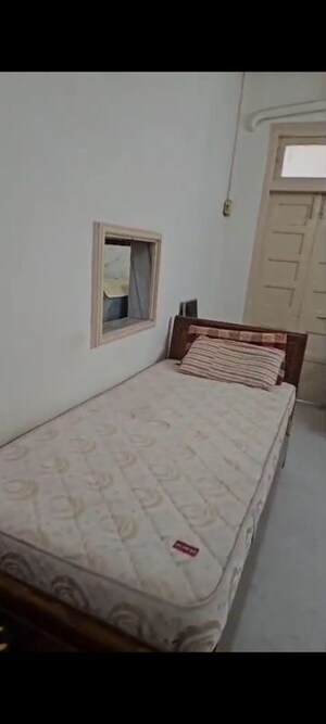 Room in 1 BHK Apartment at Vile Parle West – for Rent