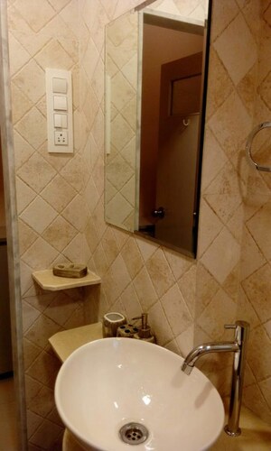 Bathroom in 1.5 BHK Apartment at Majithia Apartments, Vile Parle West – for Rent