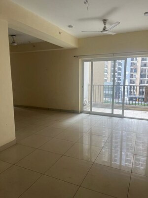 Room in 3.5 BHK Apartment at Panchsheel Greens II, Sector 16 Greater Noida – for Sale
