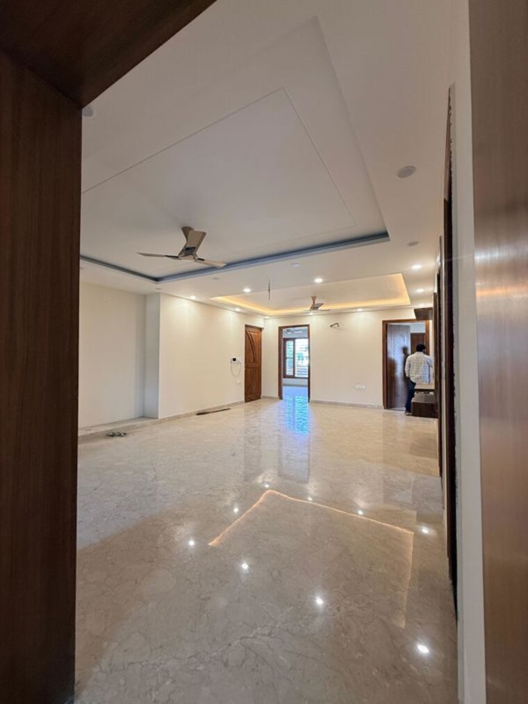 Room, sector 21c 4 Bedroom 350 Sq.Yd. Builder Floor In Sector 21c Faridabad 10201465