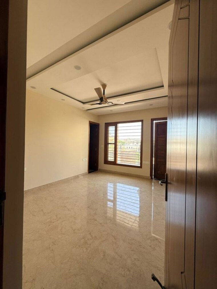 Room, sector 21c 4 Bedroom 350 Sq.Yd. Builder Floor In Sector 21c Faridabad 10201465