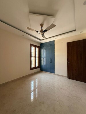 Room in 4 BHK Builder Floor at Sector 21c – for Rent