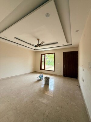 Room in 4 BHK Builder Floor at Sector 21c – for Rent