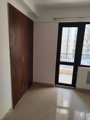 Room in 2 BHK Apartment at RG Luxury Homes, Sector 16b Greater Noida – for Rent
