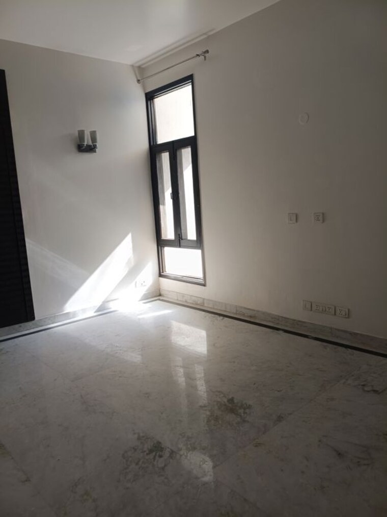 Room, new friends colony 3.5 Bedroom 500 Sq.Yd. Builder Floor In New Friends Colony Delhi 10201543