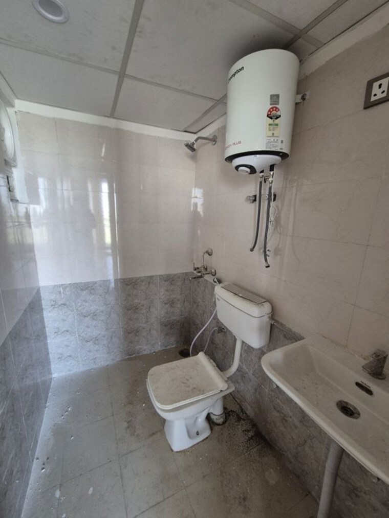 Bathroom, rof-aalayas-phase-2 3 Bedroom 864 Sq.Ft. Apartment In Sector 102 Gurgaon 10201676