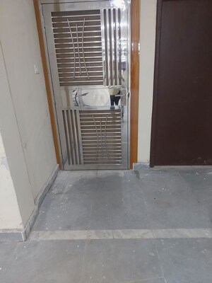 Room in 3 BHK Apartment at Amrapali Dream Valley, Tech Zone 4 Greater Noida – for Rent