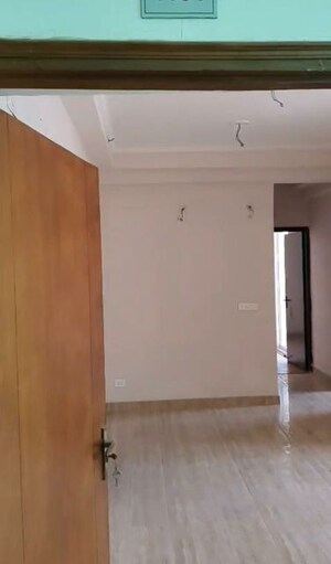 Room in 2.5 BHK Apartment at Amrapali Golf Homes, Sector 4 Greater Noida – for Sale