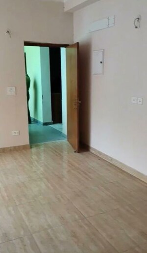 Room in 2.5 BHK Apartment at Amrapali Golf Homes, Sector 4 Greater Noida – for Sale