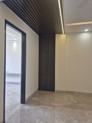 Room in 3 BHK Builder Floor at Sector 55 – for Rent