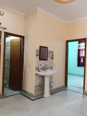 Room in 2.5 BHK Villa at Sector 22b – for Rent
