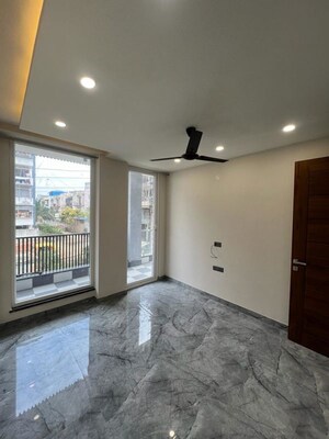 Room in 3 BHK Builder Floor at Sector 57 – for Rent