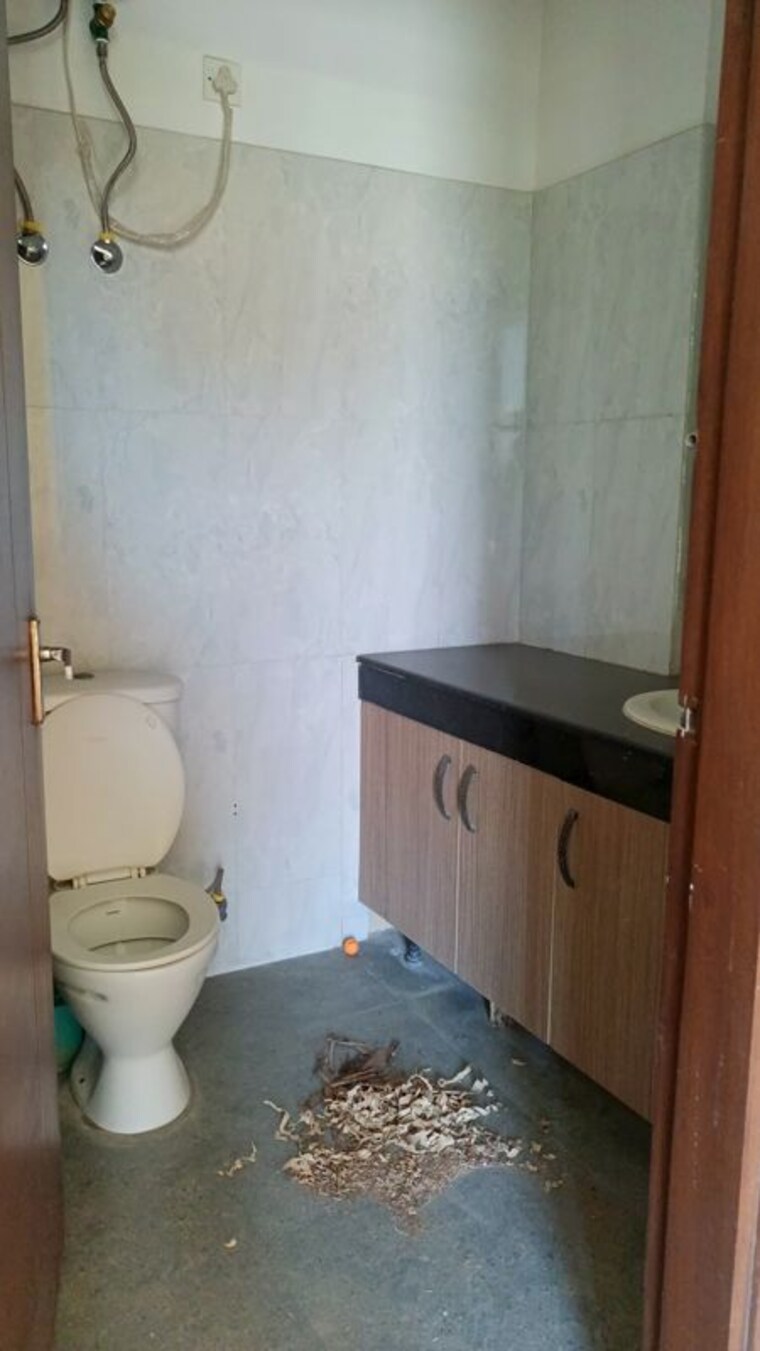 Bathroom, pioneer-park-phase-1 2 Bedroom 1300 Sq.Ft. Apartment In Sector 61 Gurgaon 10202573