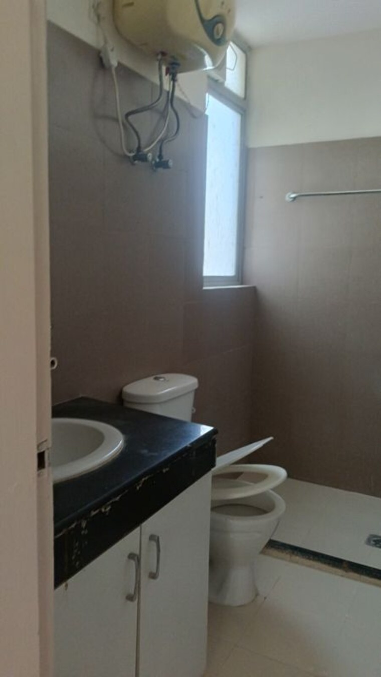 Bathroom, pioneer-park-phase-1 3 Bedroom 1580 Sq.Ft. Apartment In Sector 61 Gurgaon 10202669