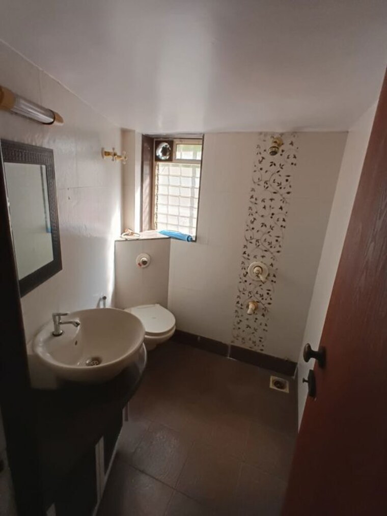 Bathroom, karachi-citizens-chs 2 Bedroom 1050 Sq.Ft. Apartment In Juhu Mumbai 10203434