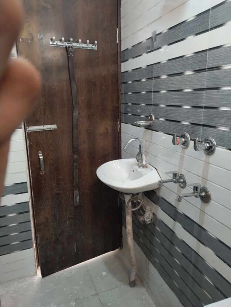 Bathroom, neb sarai 1 Bedroom 450 Sq.Ft. Builder Floor In Neb Sarai Delhi 10203453