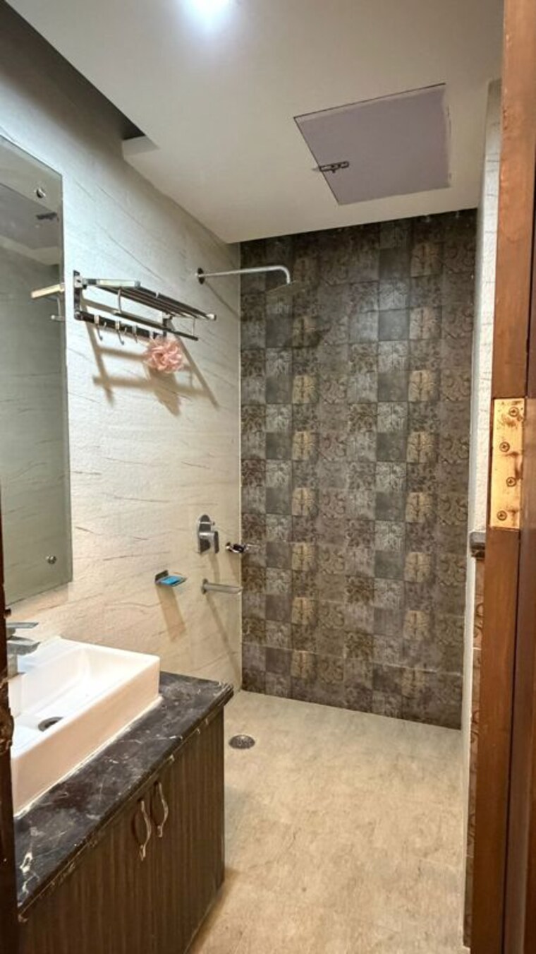 Bathroom, sector 57 3 Bedroom 215 Sq.Yd. Builder Floor In Sector 57 Gurgaon 10203462