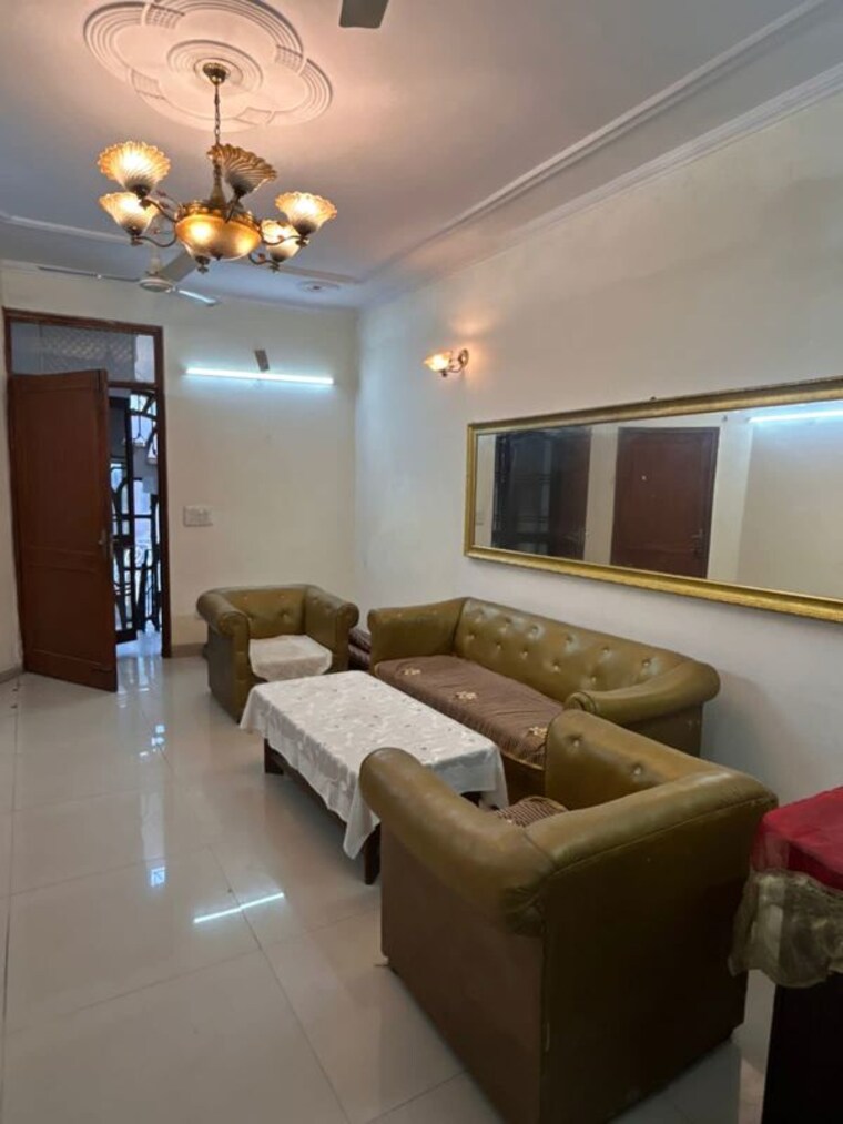 Living Room, south extension 3 Bedroom 200 Sq.Yd. Builder Floor In South Extension Delhi 10203478